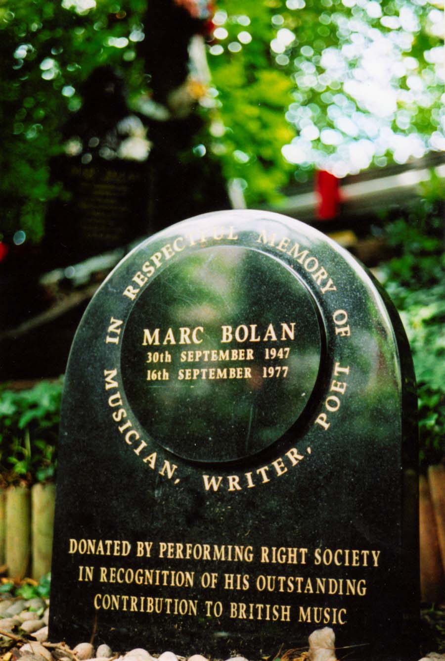 Memorial_in_Focus_Bronze_&_Tree_Blurred_35mm_Film_Camera